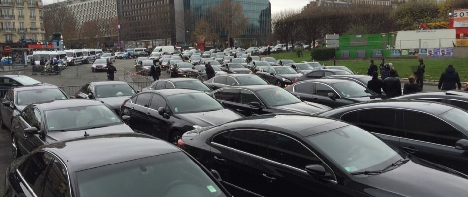 Les chauffeurs VTC bloquent les accès aux aéroports parisiens
