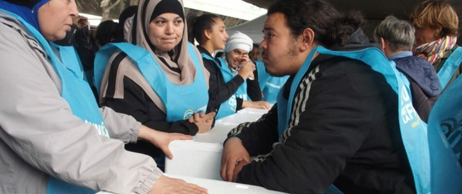 Des entrepreneurs organisent un « couscous géant » pour les migrants clandestins