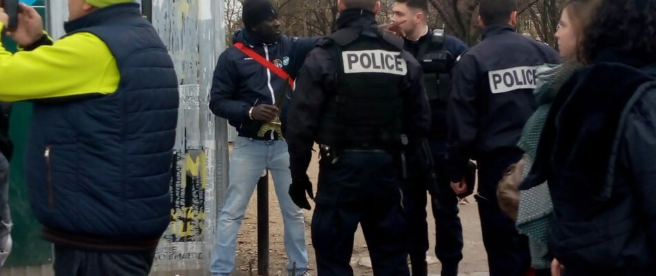 Vendeurs à la sauvette, barrières de protection : l’enfer de la Tour Eiffel