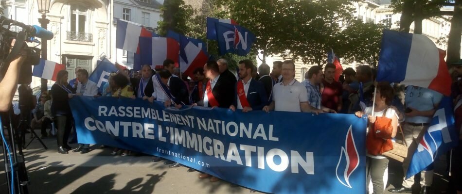 FN: Rassemblement contre l’immigration devant l’Assemblée Nationale